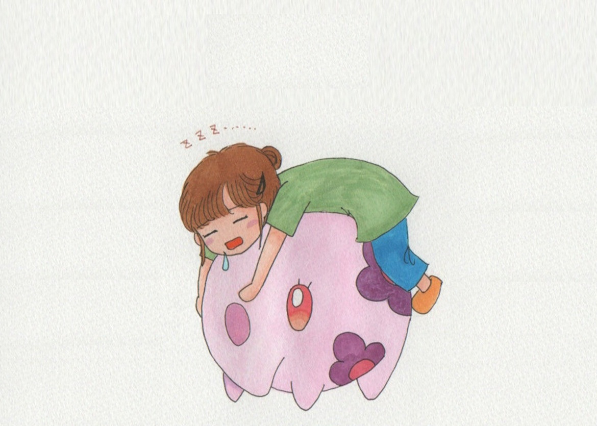 ポケモンのムンナの上に乗って昼寝をする女の子の、手描きイラスト